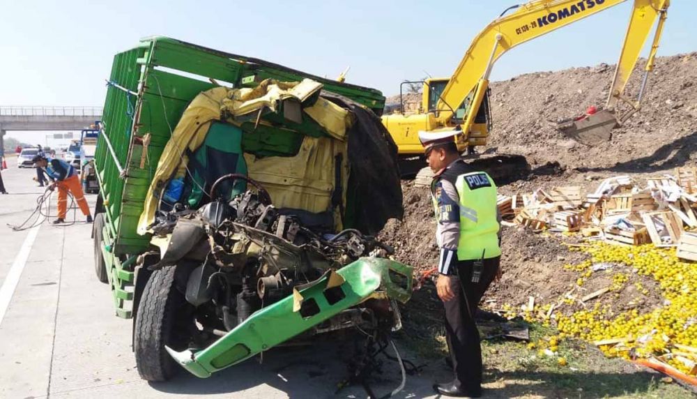 Truk Cold Diesel yang ditumpangi dua korban tewas dalam kecelakaan di Tol Pasuruan