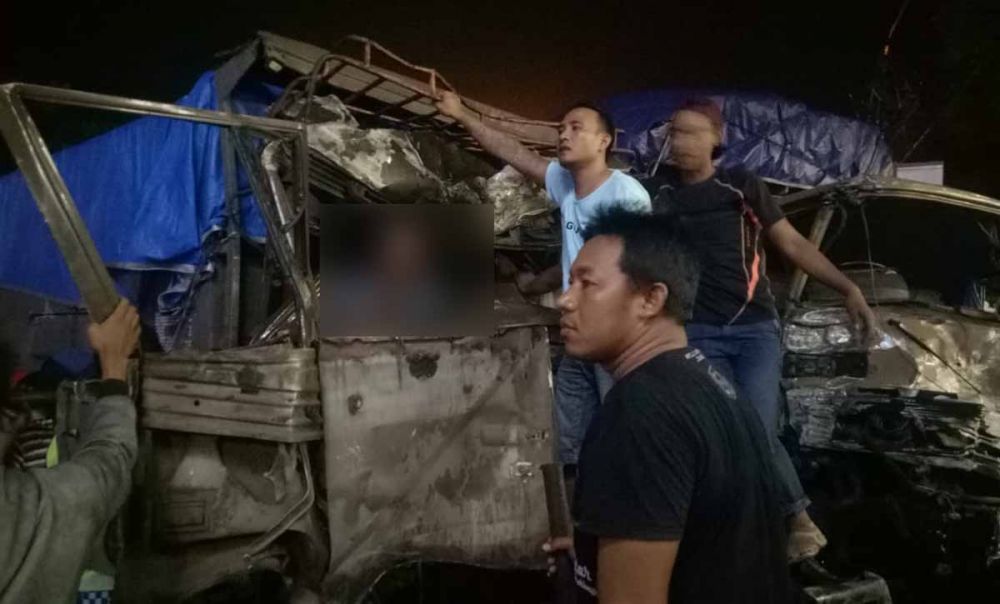 Salah satu sopir terjepit kabin dalam tabrakan frontal di Pandaan, Pasuruan