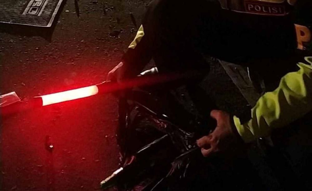 Anggota PJR Polda Jatim memeriksa minuman beralkohol dari dalam mobil Avanza yang kecelakaan di Tol Sumo