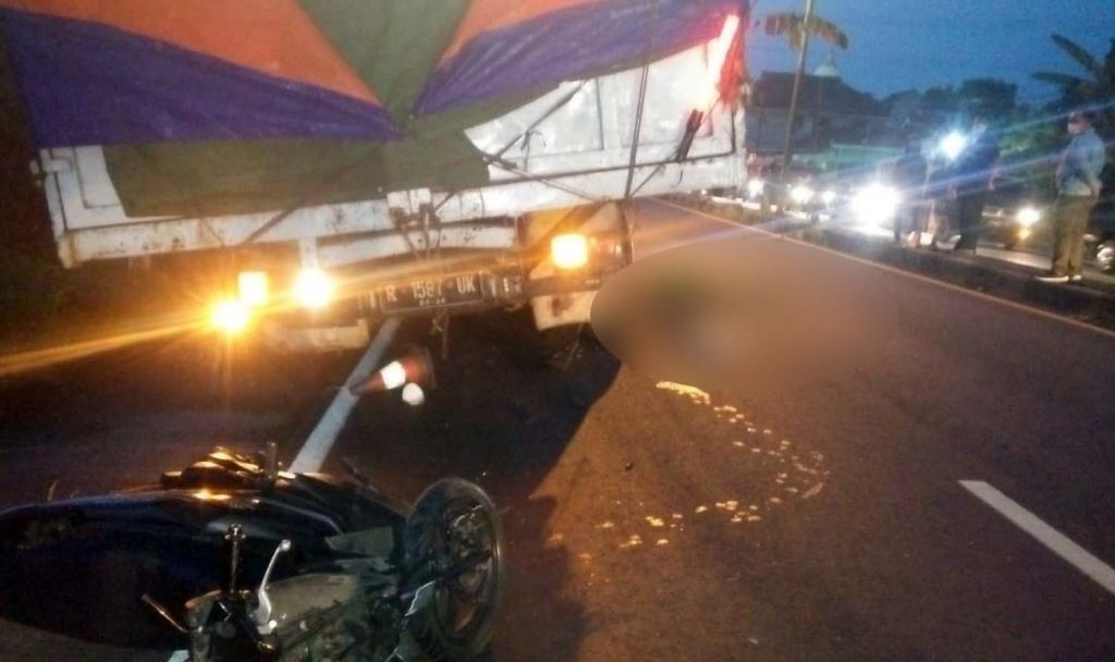 Motor yang dikendarai warga asal Malang menabrak truk parkir di Pasuruan