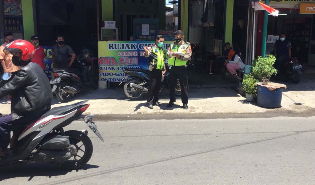 Unit Laka Satlantas Polresta Sidoarjo melakukan olah TKP di lokasi kecelakaan