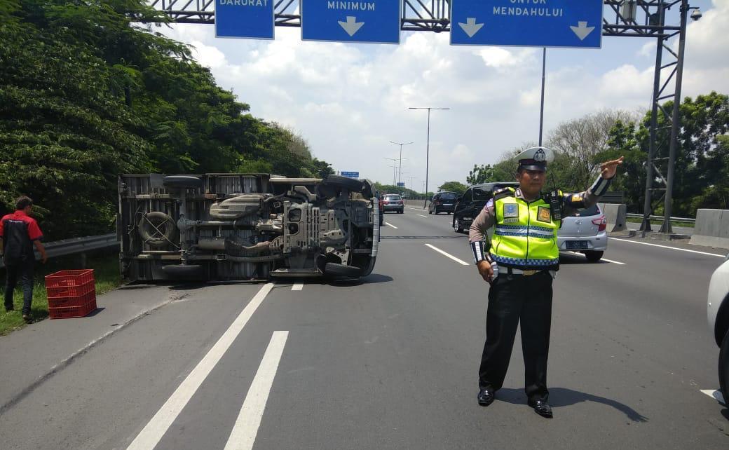 Kecelakaan mobil boks di KM 11.400/B Tol Gunungsari, Surabaya