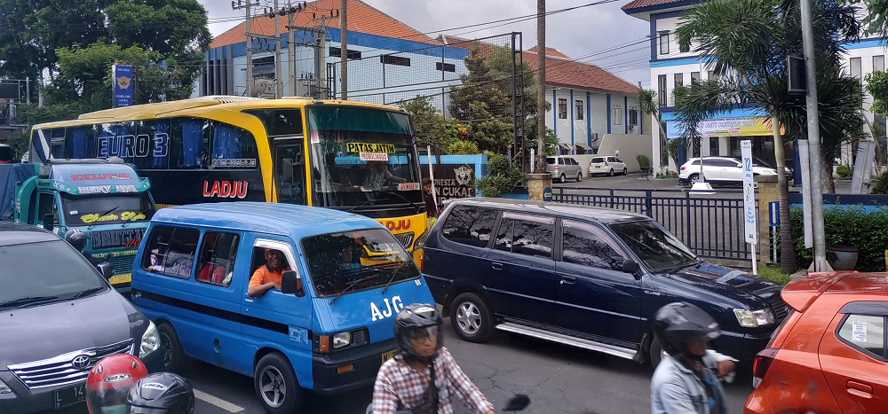 Lalu lintas di Malang yang sering macet, pengendara dapat mencari jalur alternatif.