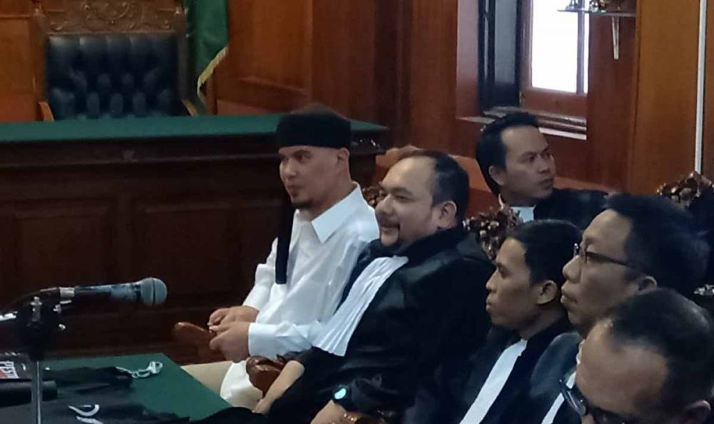 Ahmad Dhani dan tim kuasa hukumnya saat menjalani sidang lanjutan di PN Surabaya