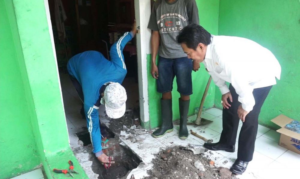 Lantai di SDN Tropodo, Krian, Sidoarjo yang bersuhu panas dibongkar