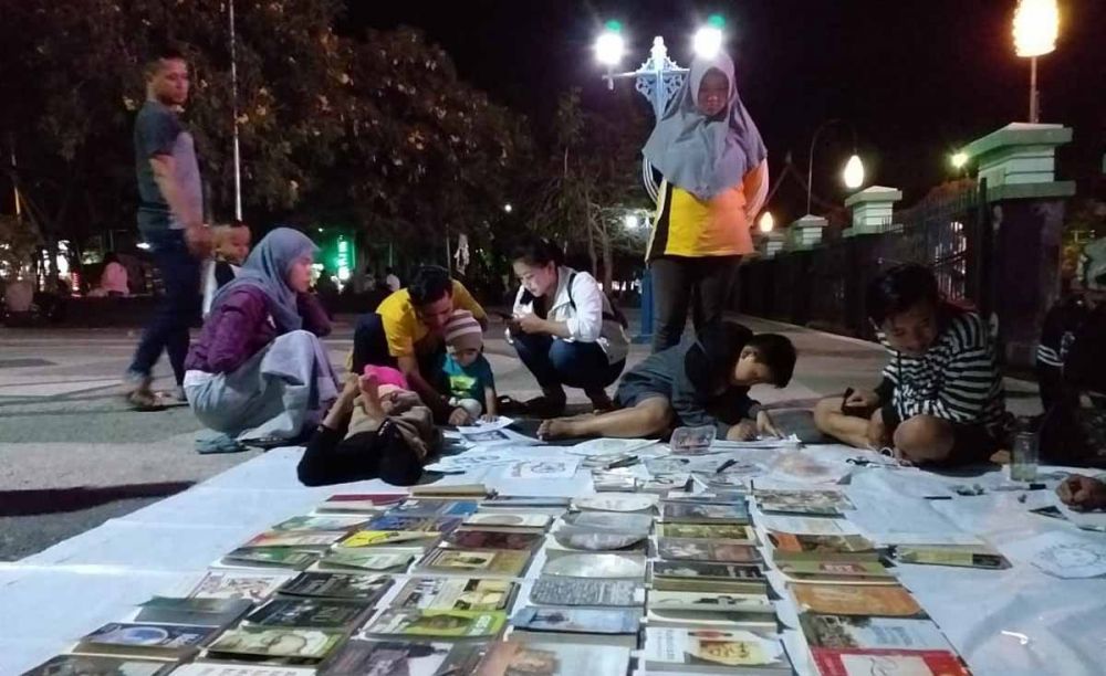 Penampakan lapak baca Komunitas Vespa Literasi di Alun-alun Kraksaan, Probolinggo
