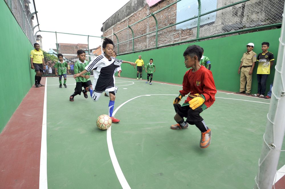 Lapangan futsal menjadi lokasi favorit bagi anak-anak di eks Lokalisasi Dolly