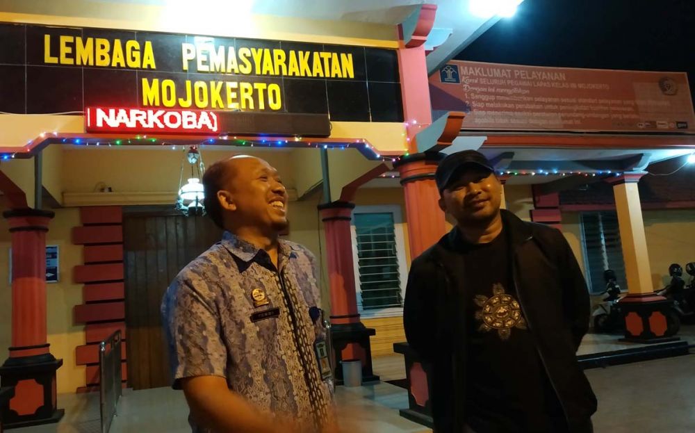 Plt Kepala Lapas Klas IIB Mojokerto Tendi Kustendi (kiri) saat menjelaskan kronologi meninggalnya salah satu narapidana