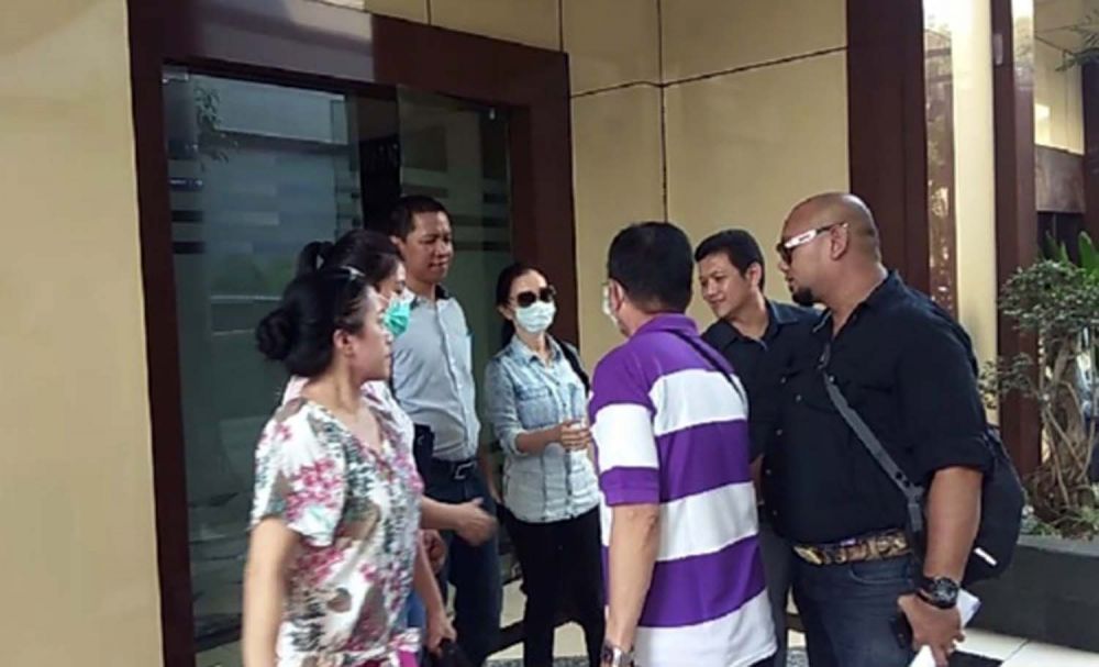 Para orangtua tersangka dan tim kuasa hukumnya mendatangi Bidang Propam Polda Jatim untuk melapor