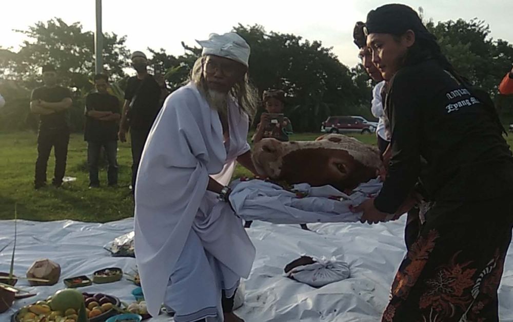 Budayawan Majapahit Gelar Larung Sesaji untuk Usir Virus Corona