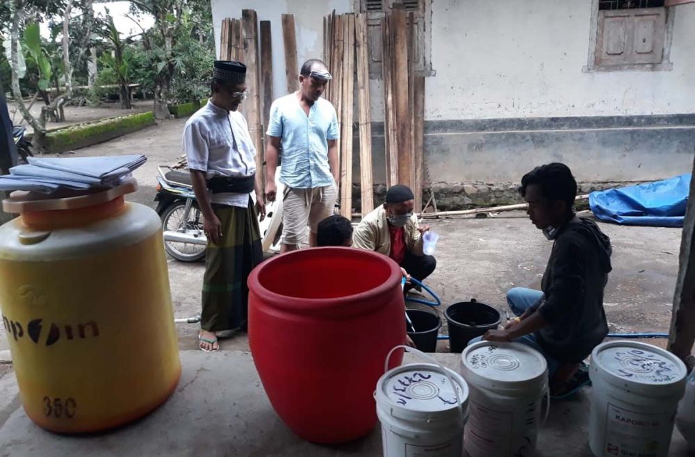 Proses pembuatan cairan disinfektan oleh sejumlah anggota Laskar Sasak NTB yang dibagikan gratis kepada warga