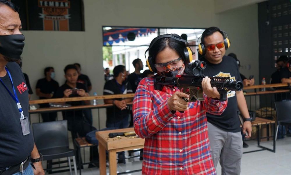 Kasat Resnarkoba Polrestabes Surabaya AKBP Memo Ardian memberikan pengarahan kepada anggota saat latihan menembak di Lapangan Tembak Arjuna