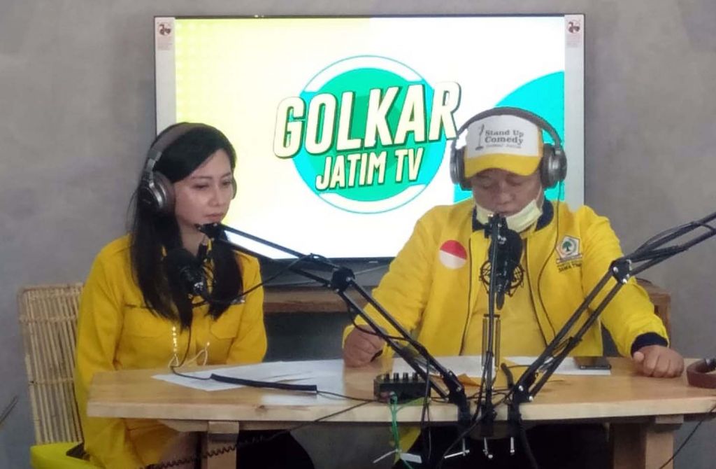 Ketua DPD Golkar Jatim, M Sarmuji (kanan) di studio digital