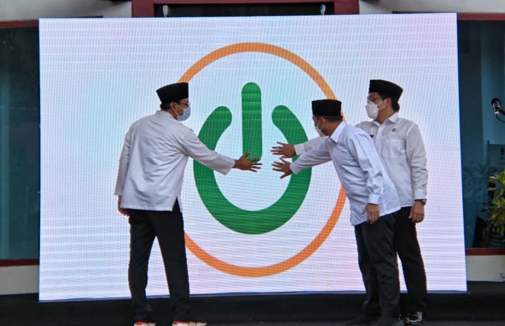 Wali Kota Pasuruan, Saifullah Yusuf (kiri) saat melauching layanan wifi gratis untuk warga