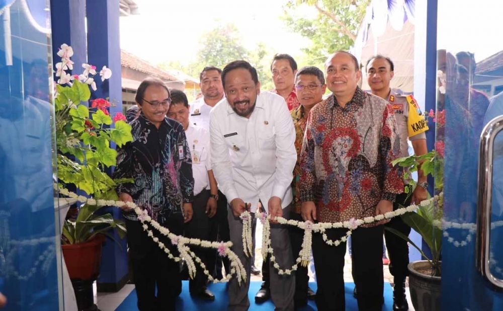 Bupati Ponorogo, Ipong Muchlissoni saat meresmikan Layanan Terpadu Satu Atap Penempatan dan Perlindungan Pekerja Migran Indonesia di Ponorogo