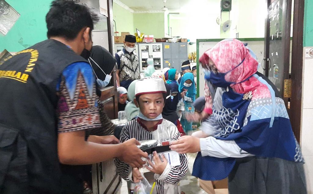 LAZIS Nurul Falah Surabaya bagikan ribuan susu ke para santri