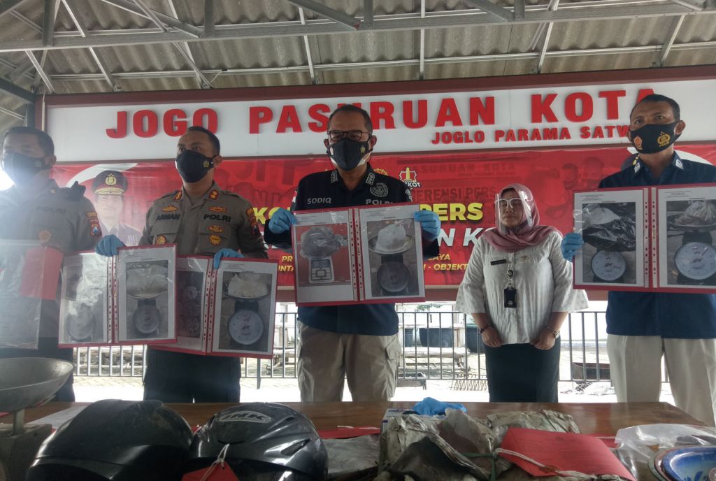 Foto-foto barang bukti ledakan bom ikan dibeber di Mapolres Pasuruan Kota