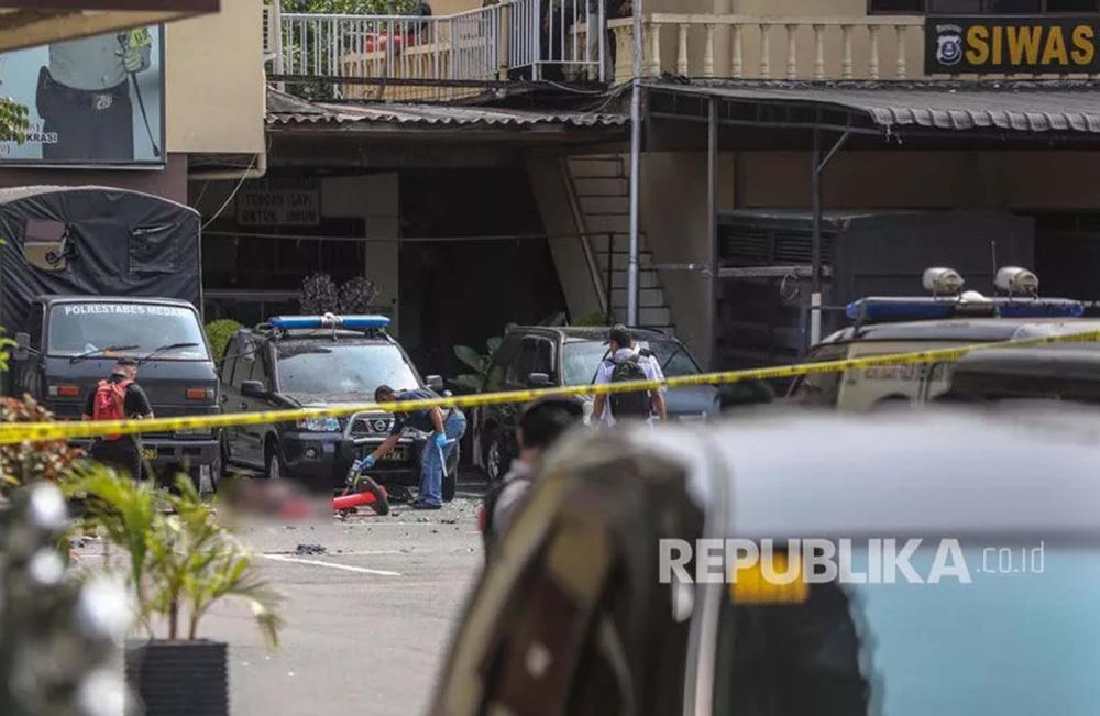 Polisi berjaga di Mapolrestabes Medan, Sumut, Rabu (13/11), setelah terjadi ledakan diduga bom bunuh diri (Foto: EPA-EFE/Dedi Sinuhaji)