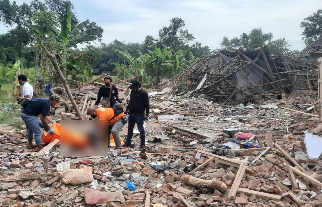 Proses evakuasi jenazah korban akibat ledakan keras di Pasuruan