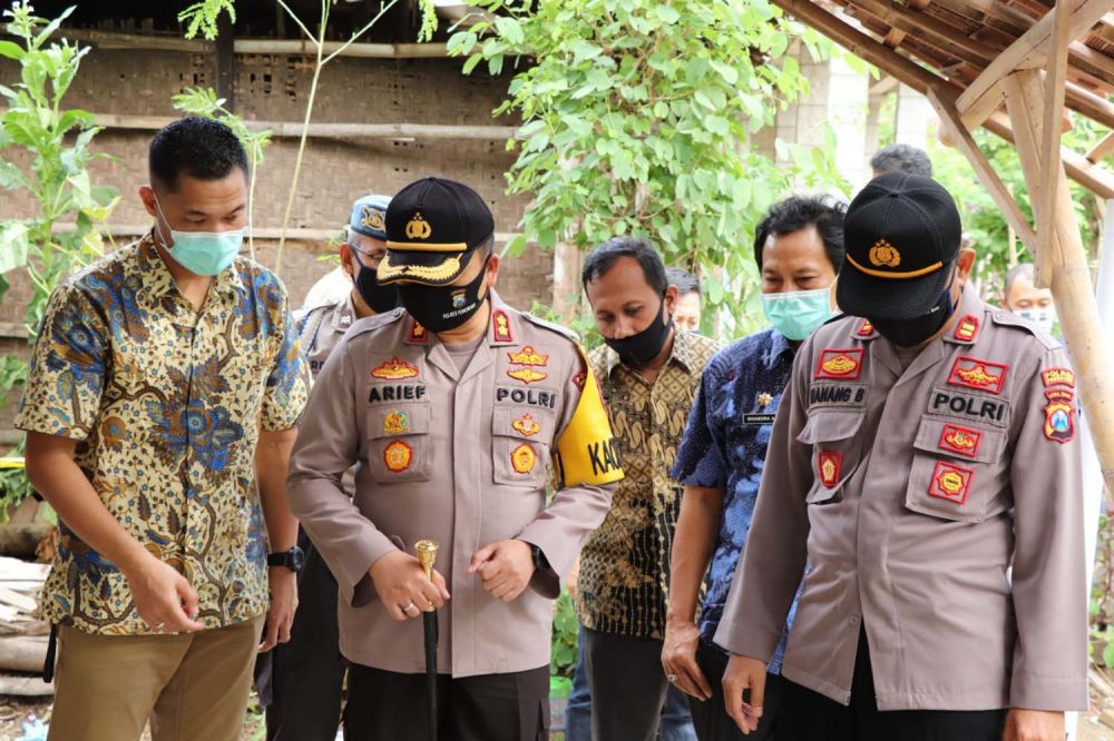 Kapolres Ponorogo AKBP Arief Fitrianto saat berada di lokasi ledakan petasan