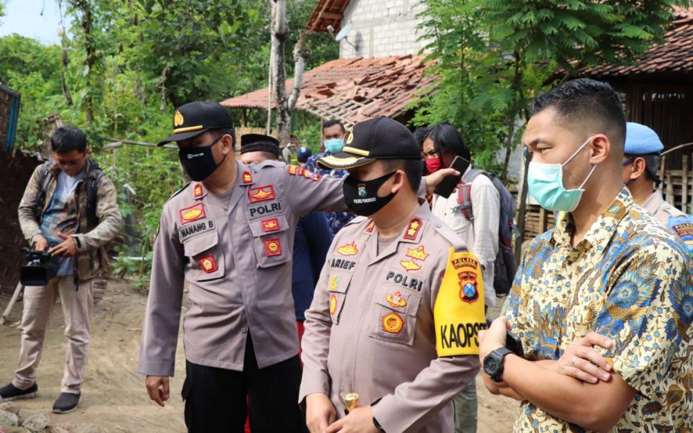 Kapolres Ponorogo AKBP Arief Fitrianto saat berada di lokasi ledakan petasan