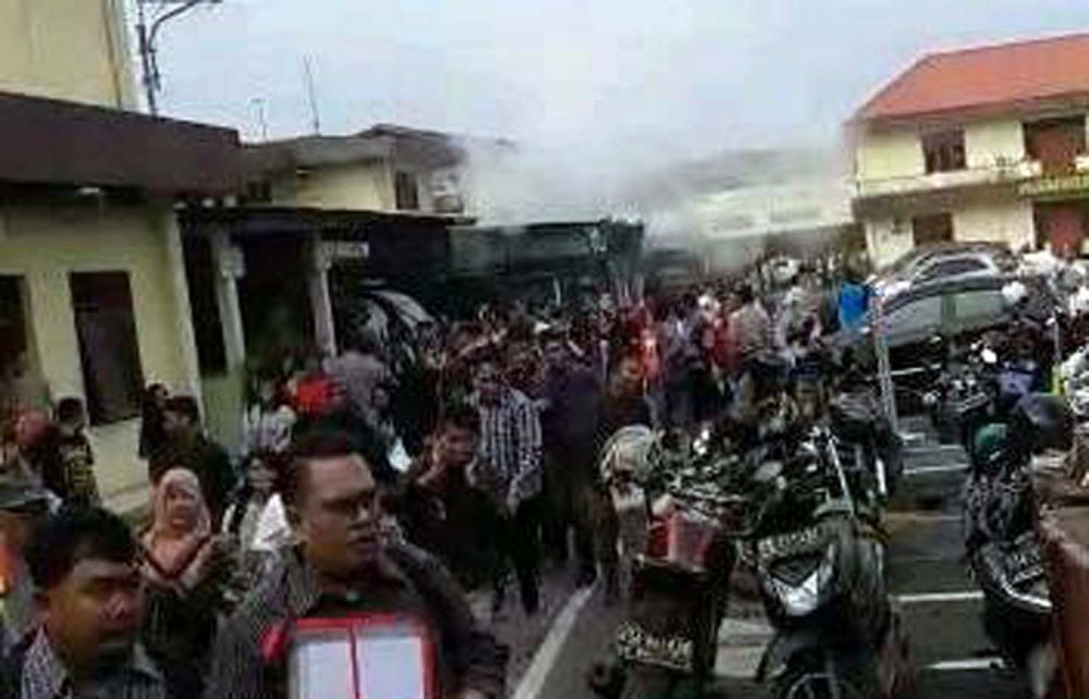 Masyarakat berhamburan keluar Mapolrestabes Medan setelah mendengar ledakan (Foto: tangkapan layar video yang beredar)