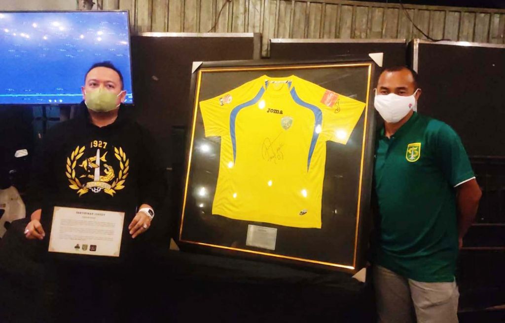 Lelang jersey Persebaya milik Mat Halil dimenangkan Dinar Wahyu