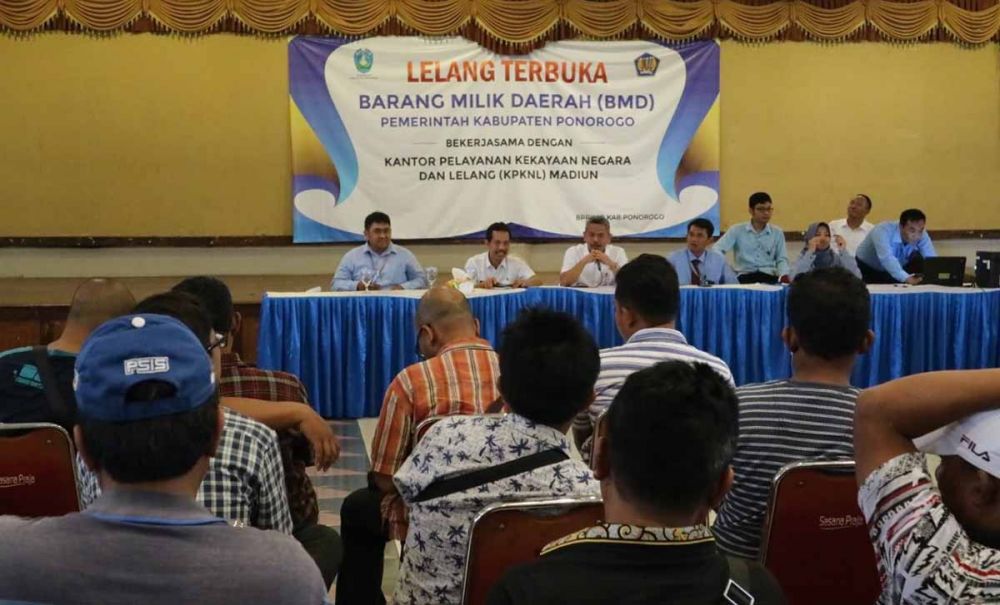 Proses lelang bangunan eks Pasar Legi Songgolangit di di Gedung Sasana Praja, Jalan Diponegoro, Ponorogo 
