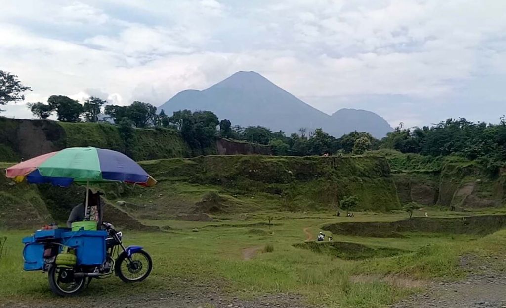 Warga setempat menjual dagangannya di Lembah Dieng
