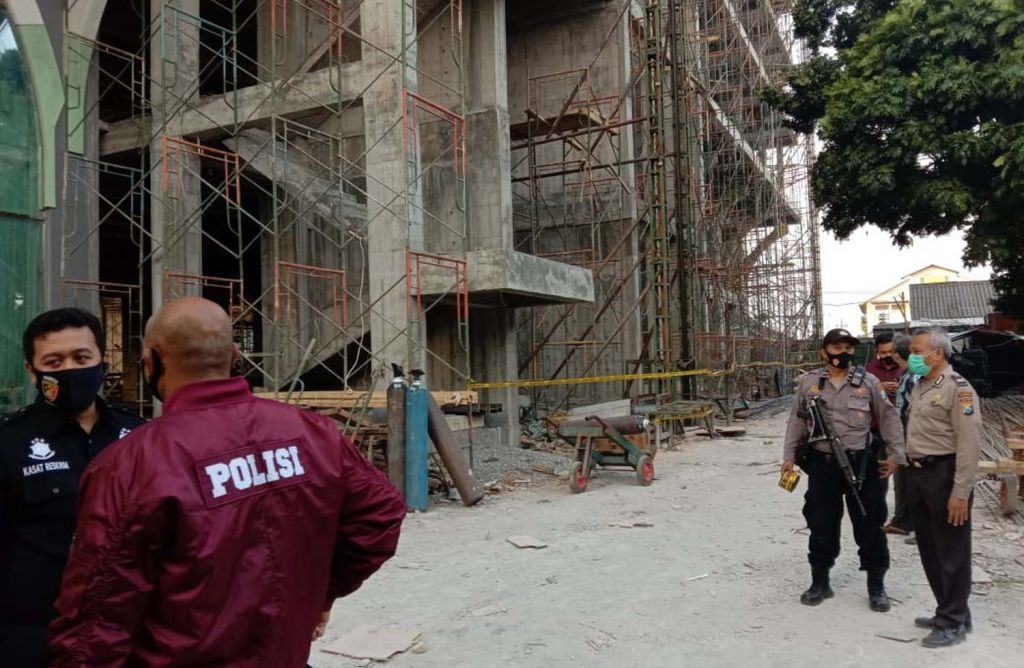 Polisi melakukan olah TKP di proyek RS Unisma Kota Malang