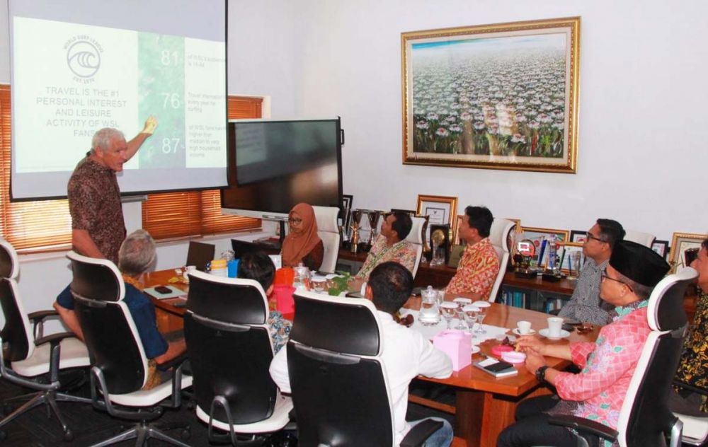 Manajer WSL Asia Steven Robertson memaparkan Liga Selancar Dunia 2020 di Banyuwangi