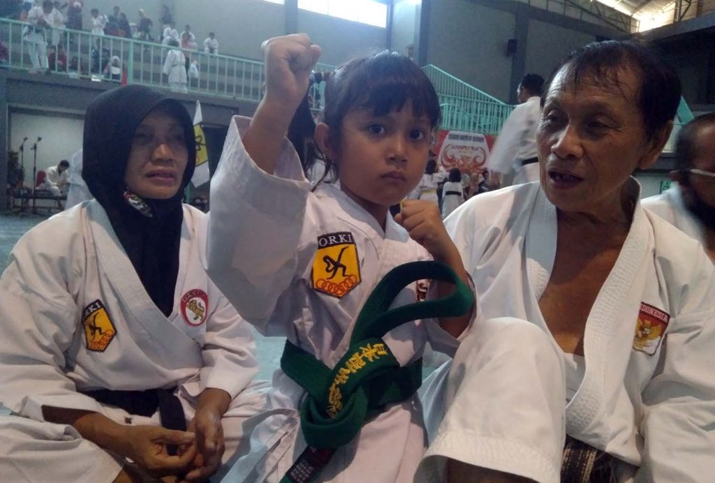 Lili Indah Maharani (tengah) atlet cilik Lemkari asal Kota Probolinggo