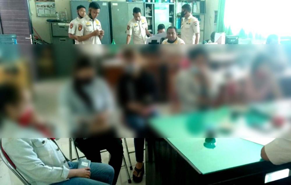 Lima wanita yang terjaring razia saat didata di Kantor Satpol PP Kabupaten Lamongan (Foto: Istimewa)