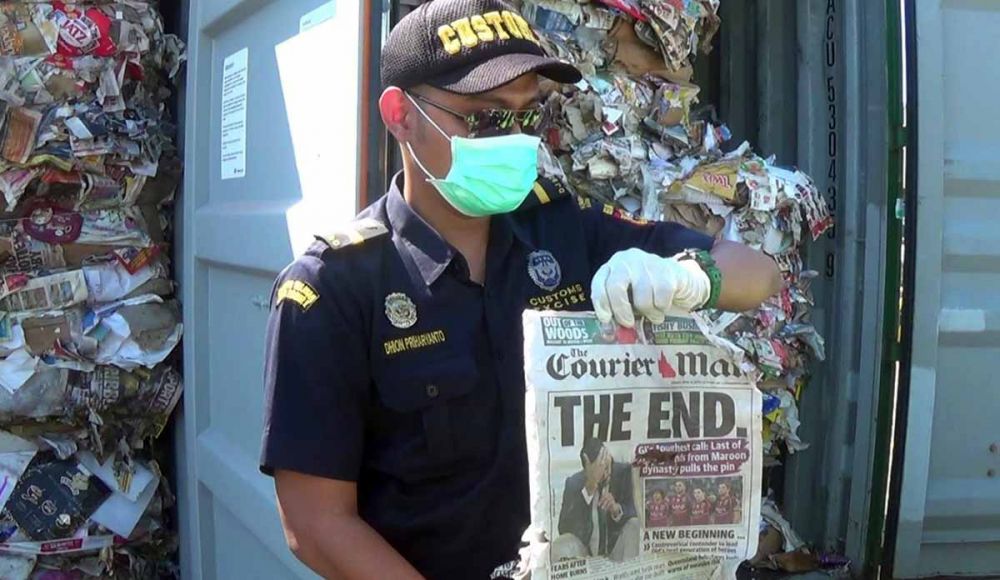 8 Kontainer Kertas Bekas Impor Terpapar Limbah Ditahan di Surabaya