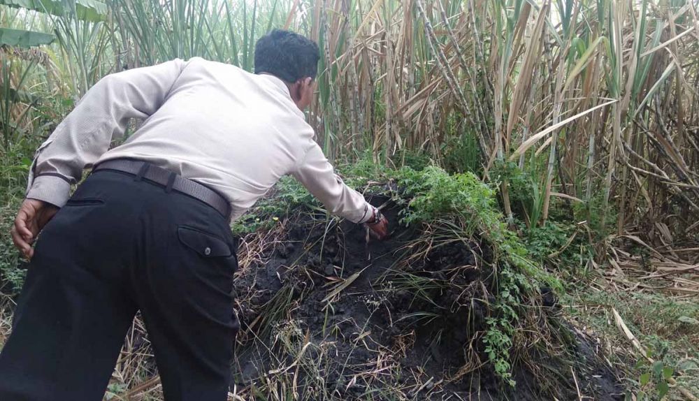 Polisi mengambil sampel limbah diduga B3 di Mojokerto yang membuat seorang anak mengalami luka bakar
