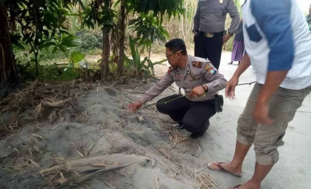 Polisi saat mendatangi lokasi pembuangan limbah di Mojokerto yang lukai seorang anak