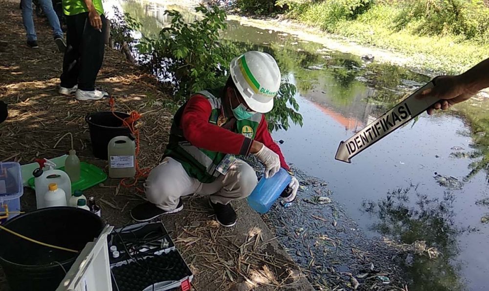 DLH dan polisi mengambil sampel air sungai di Mojokerto yang tercemar limbah usus ayam