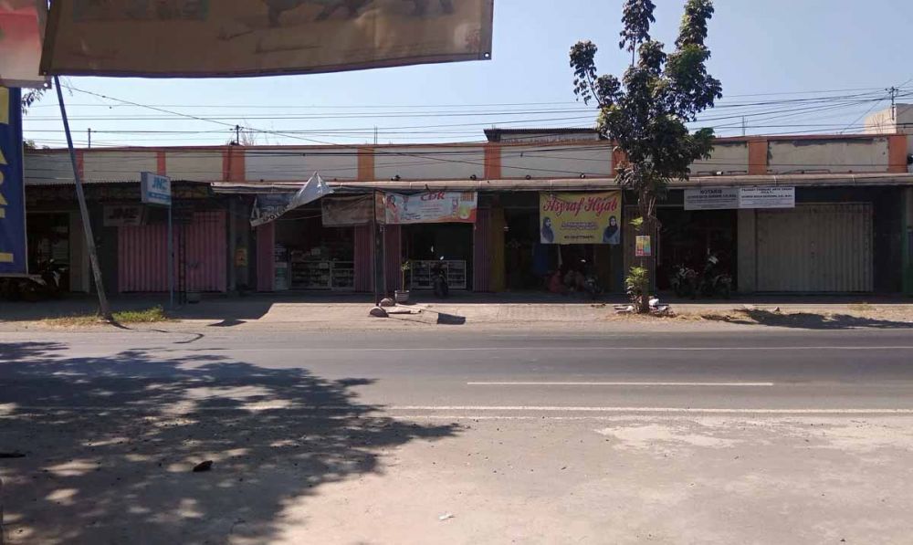 Toko dan apotek yang bersebelahan, tempat begal payudara beraksi