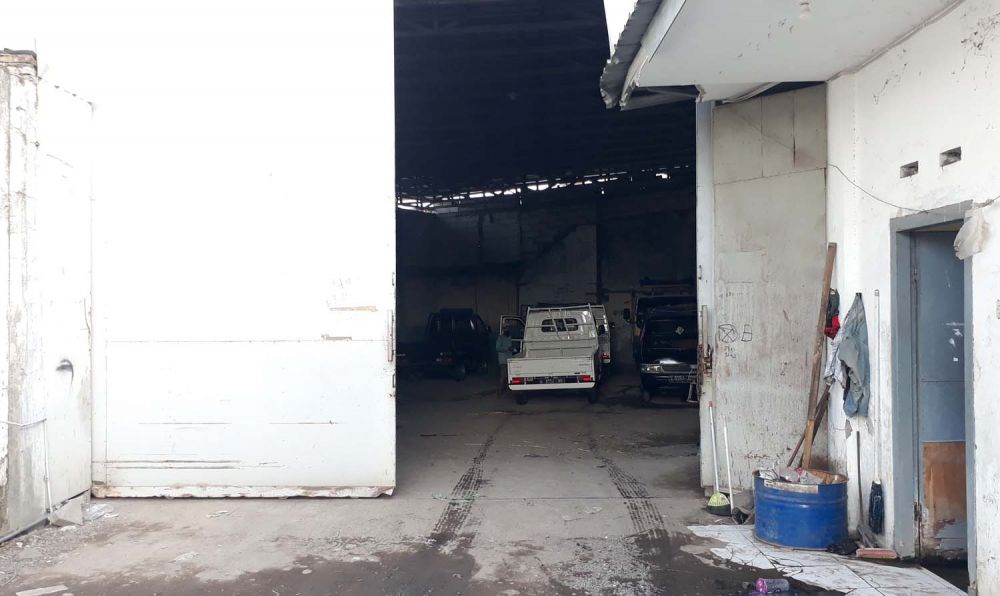 Ekspedisi di Jalan Kunti No. 72 Surabaya tempat terduga teroris ditangkap Densus 88 (Foto: Zain Ahmad/jatimnow.com)