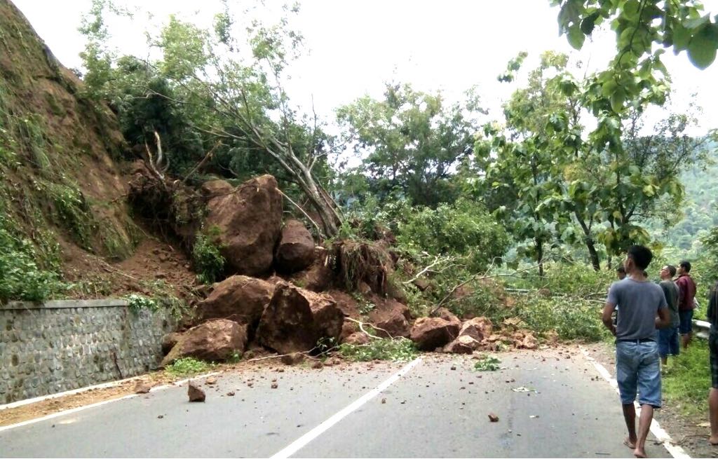 Longsor, Jalur Alternatif ke Wonogiri dari Magetan Lumpuh