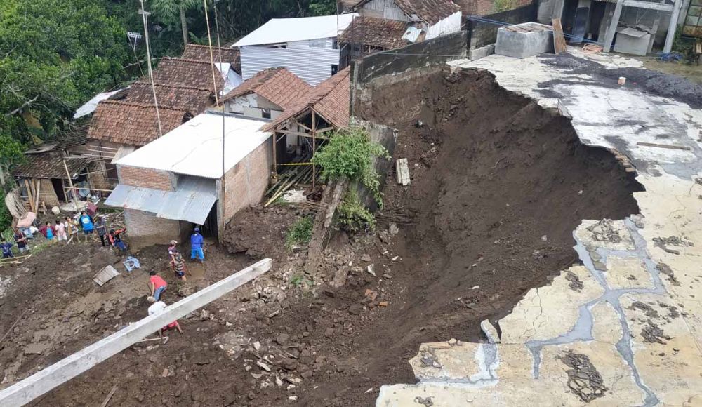 Longsor yang terjadi di area pabrik kerupuk di Sukun, Kota Malang