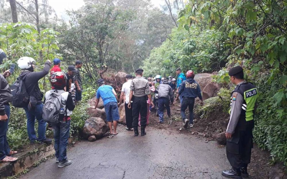 Material longsor menutup jalur Cangar-Pacet dan sebaliknya pada musim hujan 2018