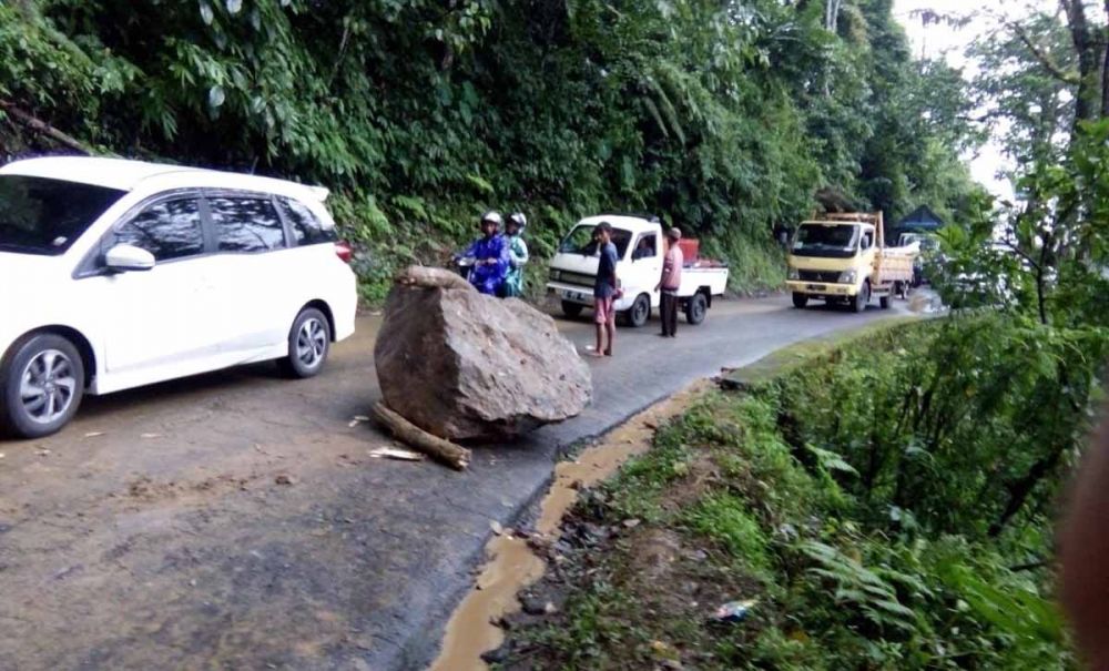 Longsor di Piket Nol membuat arus lalu lintas Lumajang-Malang tersendat