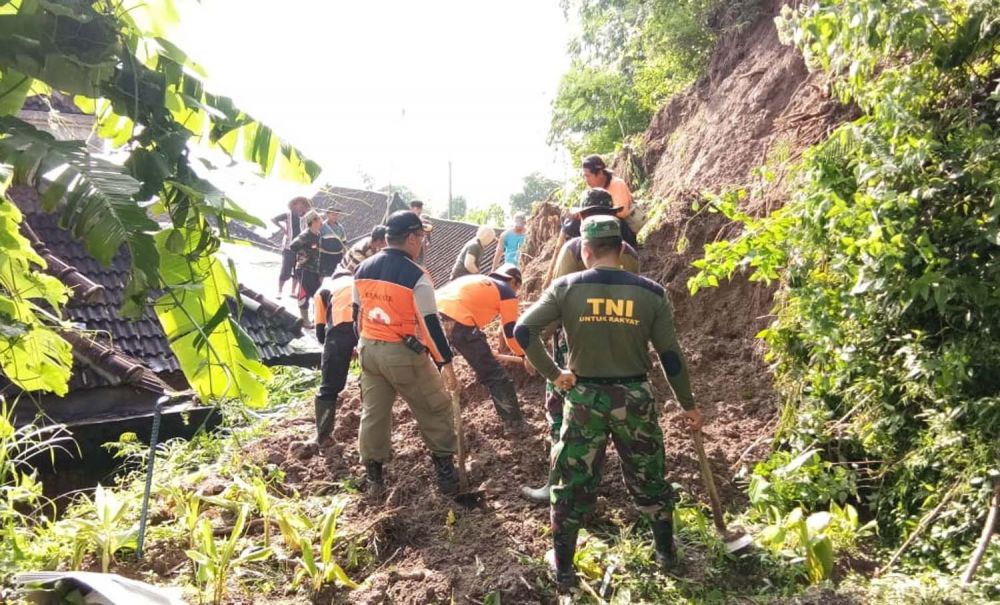 Petugas gabungan membersihkan longsor di dua desa di Magetan