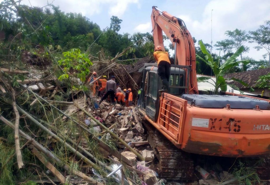 Tanah Longsor Terjang Tiga Rumah di Banyuwangi, Pelajar SD Tewas Tertimbun