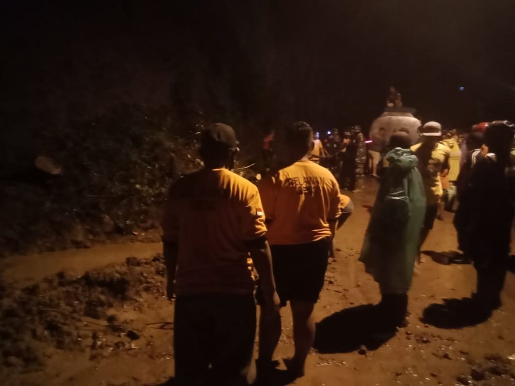 Longsor di jalur Pacet-Trawas