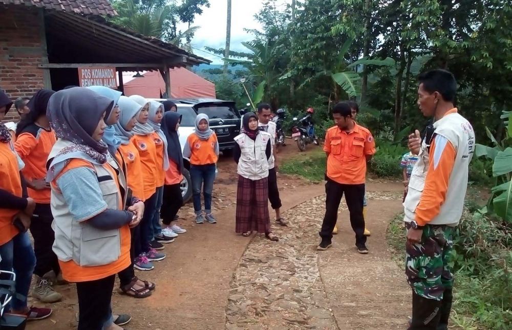 Petugas BPBD melakukan koordinasi penanganan longsor di Dusun Tugunongko, Desa Tugurejo, Kecamatan Slahung, Kabupaten Ponorogo