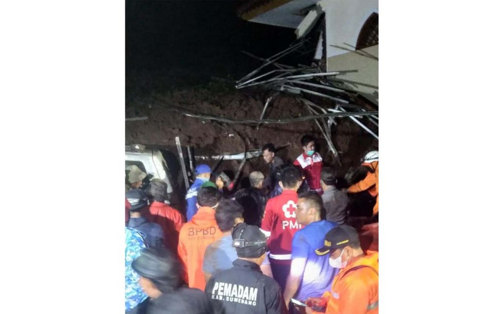 Longsor di Cimanggung, Puluhan Orang Diduga Tertimbun