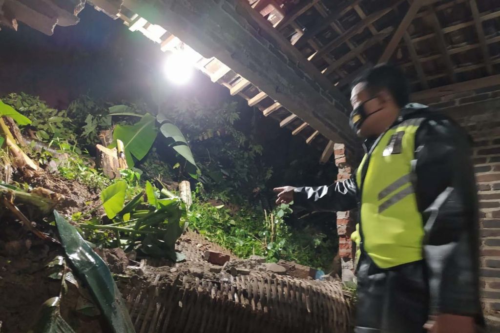 Sejumlah Rumah Warga di Ponorogo Rusak Tertimpa Material Longsor
