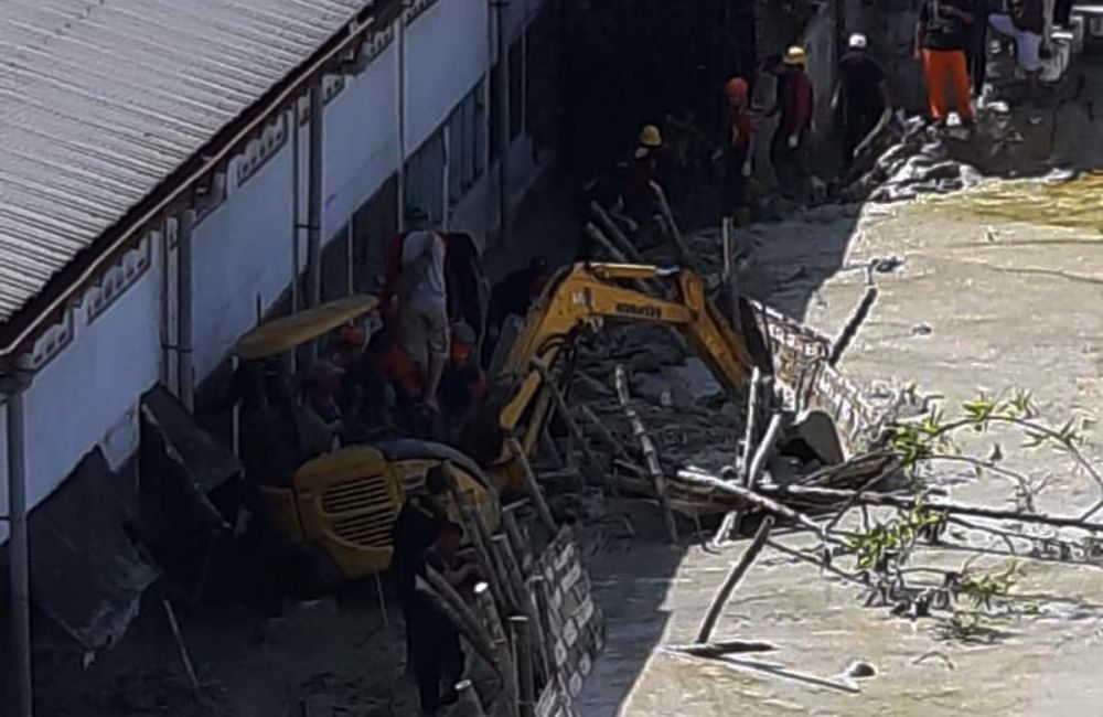 Proses pencarian korban tertimbun luapan lumpur proyek Gedung PT Sinar Suri, Jalan Raya Sukomanunggal No. 168, Surabaya